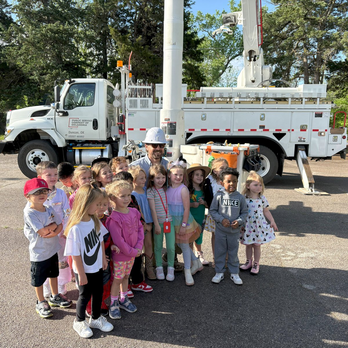 PSOklahoma's tweet image. From powering our communities day and night to helping students explore careers in energy, we're thankful for our everyday heroes. Join us as we celebrate National Lineman Appreciation Day with @IBEW! #PSOklahoma #IBEW1002