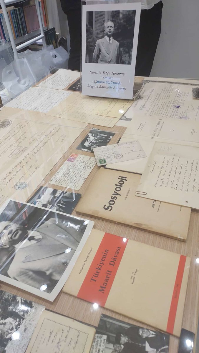 Nurettin Topçu hocamızın 50. vefat yıldönümünde Dergâh Yayınları'nda ufak bir sergiyi gezdik ve Dergâh Yayınları’nın 1000. kitabı olan Nurettin Topçu'nun “Tarih Sırasına Göre Bütün Yazıları” adlı kitabın lansmanı vesilesiyle İsmail Kara hocamızın imza gününe iştirak ettik. Hak