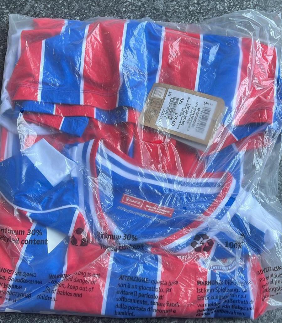thekitsbaia's tweet image. 🔴⚪️🔵 Crystal Palace 25:26 👕 🔴⚪️🔵

New home shirt by @MacronSports featuring white stripes down the sleeves possibly in tribute to their sister French 🇫🇷 club @OL 

Expecting this to be officially released 🔜 

Palace fans are you Glad all over with this effort ??
