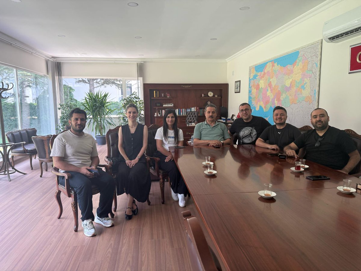 Günün en son buluşması Türkiye’nin muhtelif yerlerinde görev yapan değerli genç öğretmen arkadaşlarımızla oldu
Yaşadıkları sorunları yapılan ve yapılması gereken çalışmaları değerlendirdik.