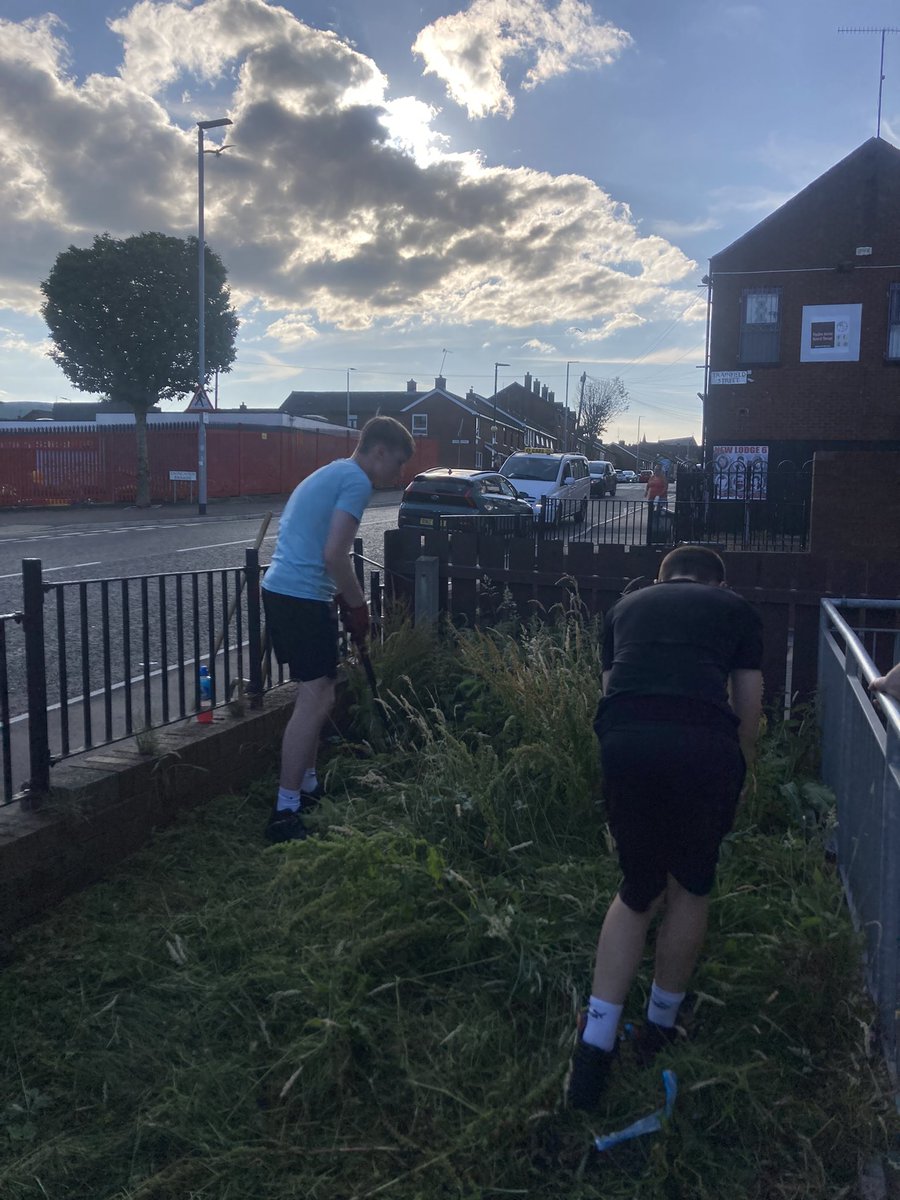 artilleryyc's tweet image. The lads completed another three older residents’ gardens tonight cutting back trees and bushes, mowing the grass, litter picking and bringing their outdoor spaces back to life. Fitted five safety lights. Fellas worked hard tonight.