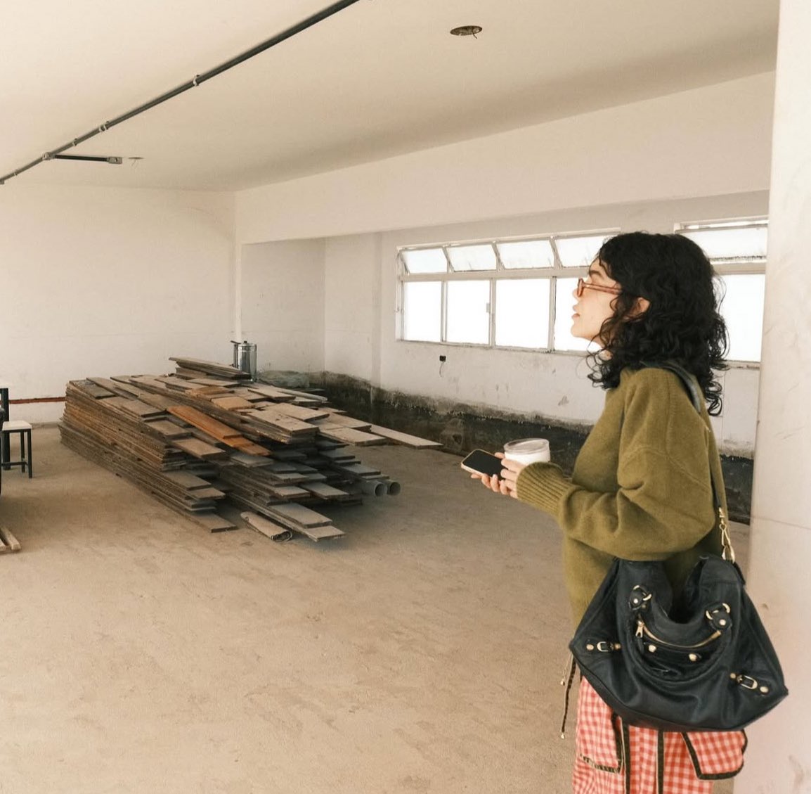QUE SONHO!!! 🥹😍 
Manu Gavassi mostrou um pouco de seu novo apartamento no feed do ig, e ainda declarou “Vou dividir parceiros e alguns detalhes dessa casinha nos próximos meses por aqui”.