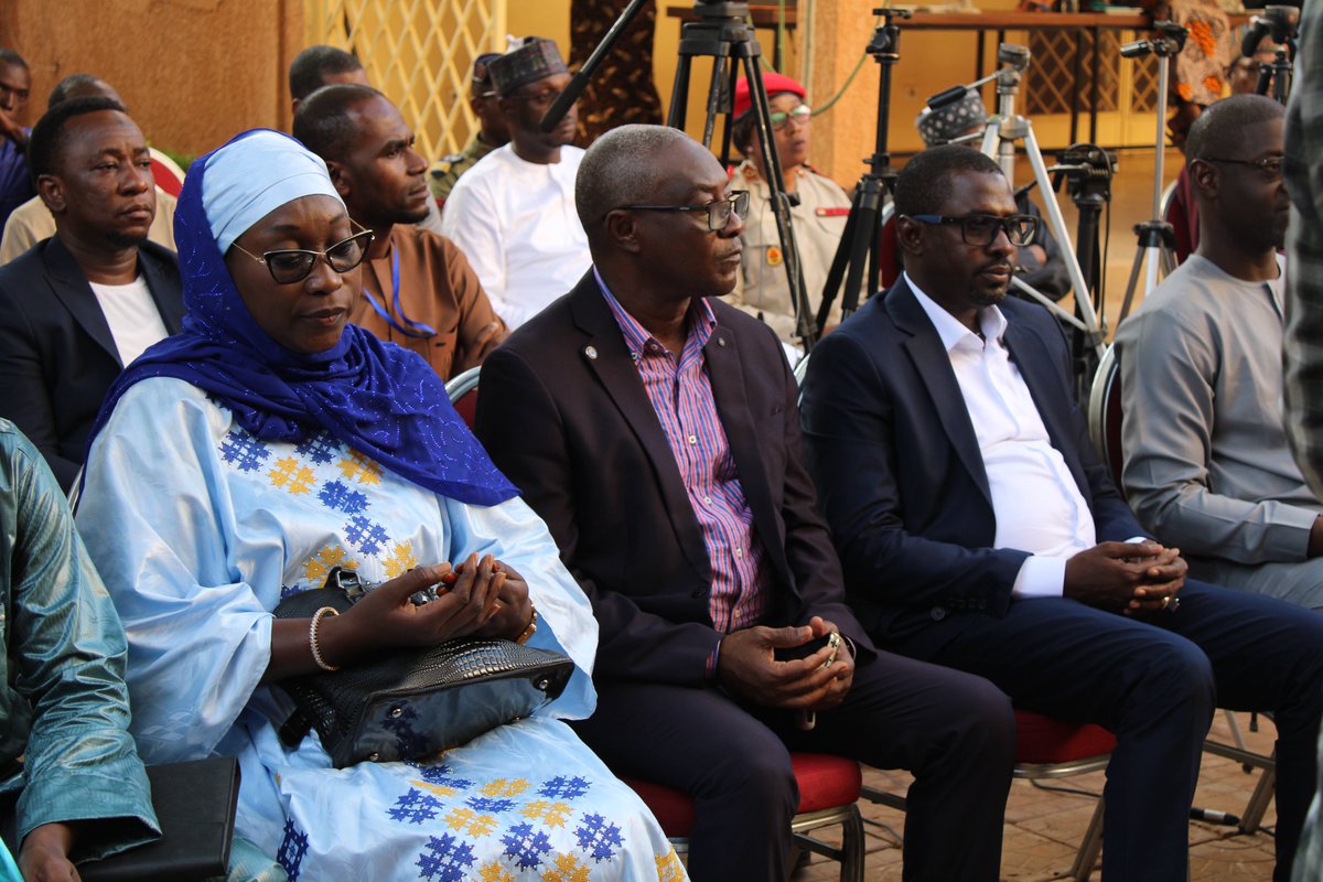 🏅 L’OIREN à l’honneur !
Sous la présidence de Djaffra Traoré, l’OIREN reçoit un témoignage de satisfaction de l’AMN (l’Association des Municipalités du Niger) pour son engagement auprès des collectivités locales.
👏 Un leadership qui inspire !
#OIREN #AMN #Leadership