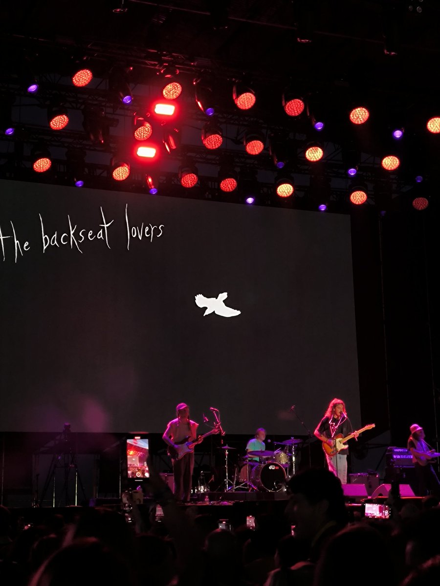 #madcool2025 BackSeat Lovers tienen reefs de guitarra ideeeenticos a Two Door Cinema Club.... Y de esa burra no me bajáis...! Pero vaaaaaamoooooos jajajaj
Buen bolazo en cualquier caso!