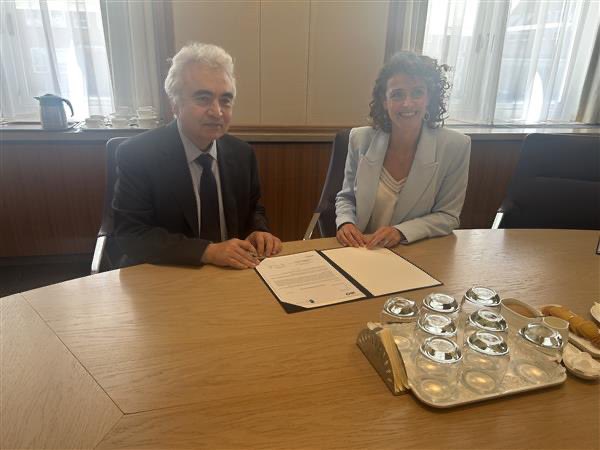 Fatih Birol (@fbirol) on Twitter photo Delighted to meet with Deputy Prime Minister Sophie Hermans <a href="/MinisterKGG/">Sophie Hermans</a> of the Netherlands in The Hague to discuss plans for the 2026 <a href="/IEA/">International Energy Agency</a> Ministerial Meeting, which she will chair
We signed the official invitation that will go out to energy ministers around the world Delighted to meet with Deputy Prime Minister Sophie Hermans <a href="/MinisterKGG/">Sophie Hermans</a> of the Netherlands in The Hague to discuss plans for the 2026 <a href="/IEA/">International Energy Agency</a> Ministerial Meeting, which she will chair
We signed the official invitation that will go out to energy ministers around the world