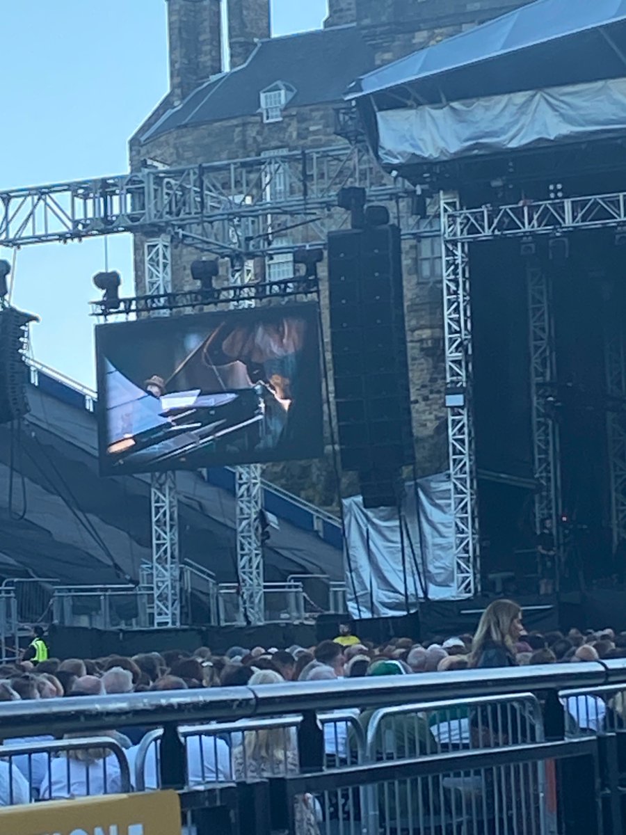 Lisa Kane tweet media