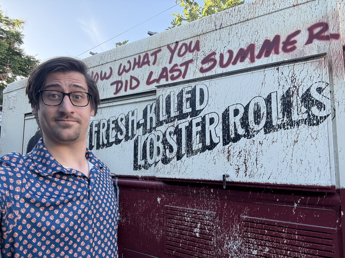 TheDirect's tweet image. In celebration of #IKnowWhatYouDidLastSummer, @SonyPictures invited The Direct out to a terrifying pop up spot, the Dread Lobster, which was created in collaboration with @eatatchain!
Their Fisherman’s Catch Cheddar-Baked Lobster Roll was simply to die for.