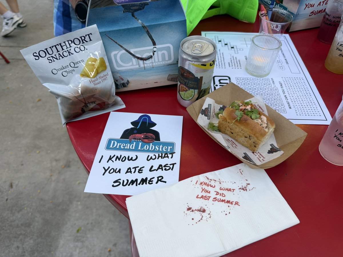TheDirect's tweet image. In celebration of #IKnowWhatYouDidLastSummer, @SonyPictures invited The Direct out to a terrifying pop up spot, the Dread Lobster, which was created in collaboration with @eatatchain!
Their Fisherman’s Catch Cheddar-Baked Lobster Roll was simply to die for.