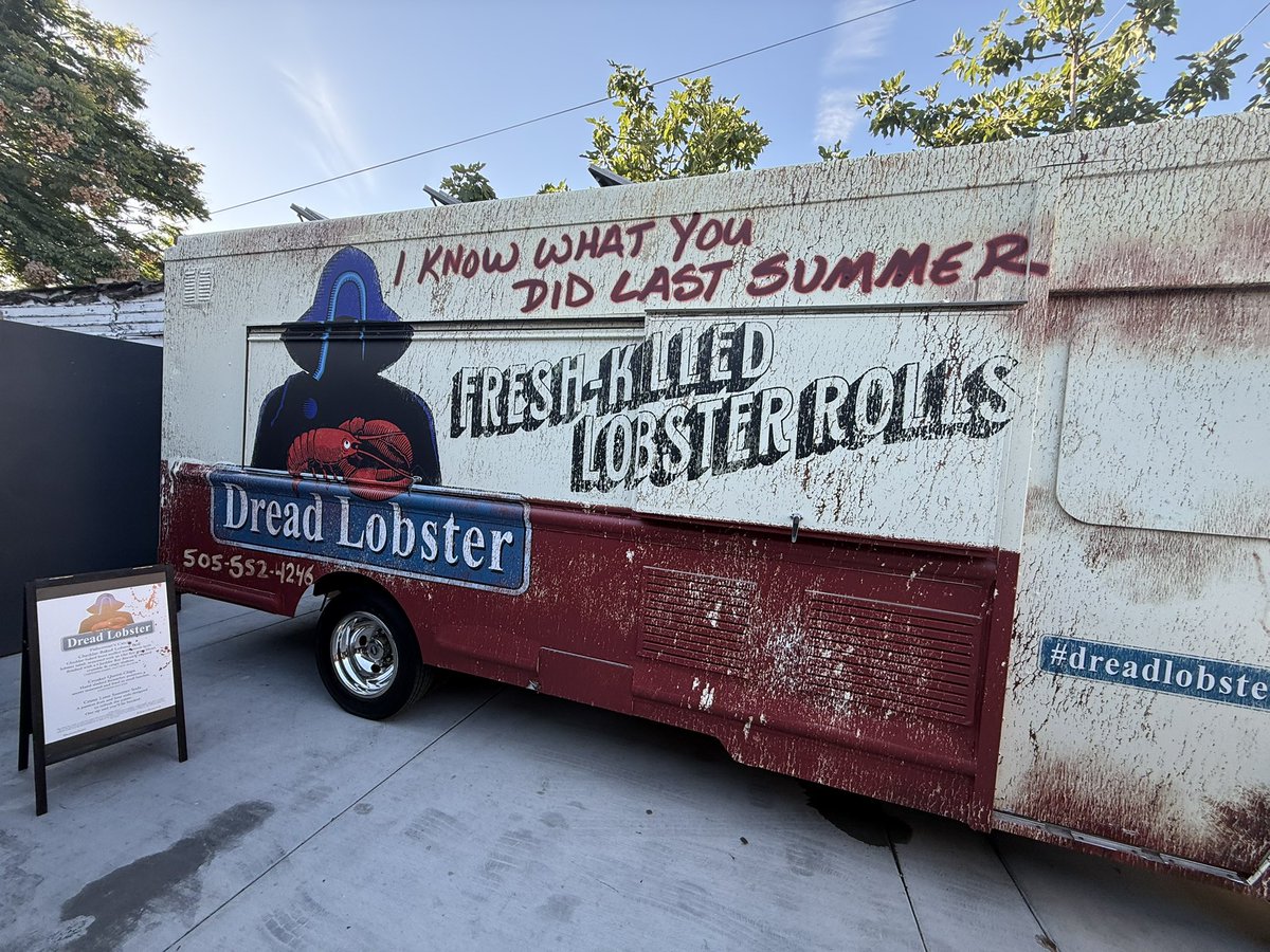 TheDirect's tweet image. In celebration of #IKnowWhatYouDidLastSummer, @SonyPictures invited The Direct out to a terrifying pop up spot, the Dread Lobster, which was created in collaboration with @eatatchain!
Their Fisherman’s Catch Cheddar-Baked Lobster Roll was simply to die for.