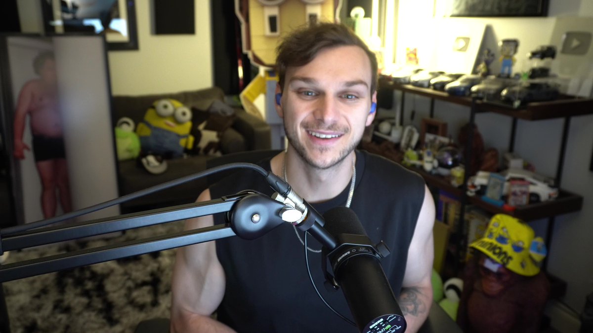 ItsBlarg's tweet photo. Never really looked back on my older videos till now. Holy shit, it's crazy what a few years, a gym membership, and some finasteride can do for a mfer lmao https://t.co/HOscNqFw79