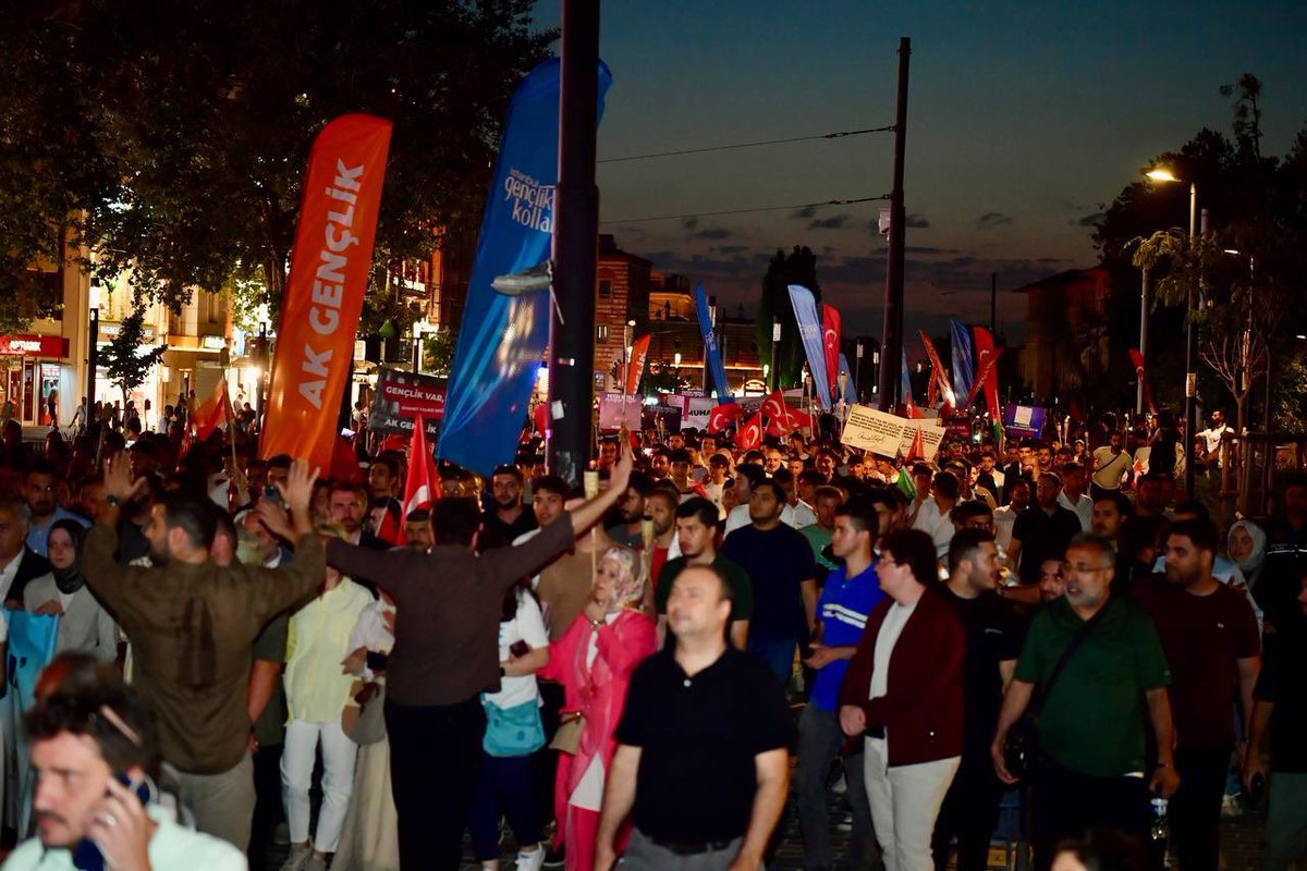Zincirler kırıldı, Ayasofya açıldı! 

İbadete açılışının 5. yılında Beyazıt’tan Ayasofya’ya yürüyerek İslam’a yönelen son saldırılara karşı birlikte ses verdik. Gençlik, emanetine sahip çıkıyor.