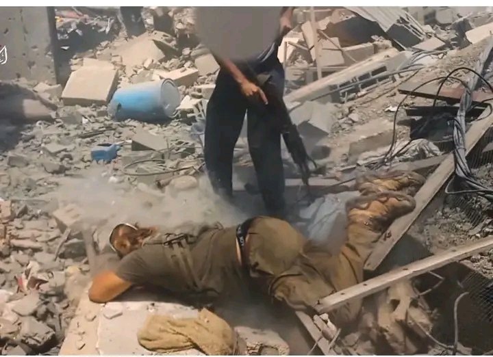 لقطة تُكذب ما ذهب إليه الإعلام الصهيـ.ـوني، وقوله إن الجندي قاتَلَ باستماتة المجاهـ.ـدين، وأنه قتل منهم اثنين قبل أن يقتلوه.. والحقيقة أنه فرَّ فرار الحُمر من القساور، وأمس الدابر.. وقُتلَ شرَّ قتلة، فلم ينل شرف الصمود، ولا نبل الموت بشجاعة..