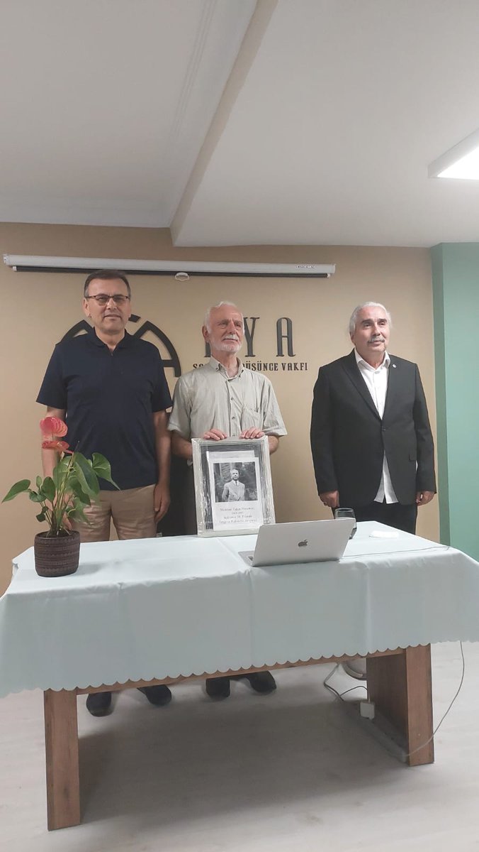 Üsküdar'da bu akşam Aya Sanat ve Düşünce Vakfı'nda iki saat boyunca Mustafa Kara hocamızın, hocası Nurettin Topçu'ya ilişkin enfes hâtıralarını dinledik. Hocamız anlatırken kah ağlayarak kah sesini yükselterek hepimizi sarstı, silkeledi, kendimize getirdi. Allah Topçu hocamıza