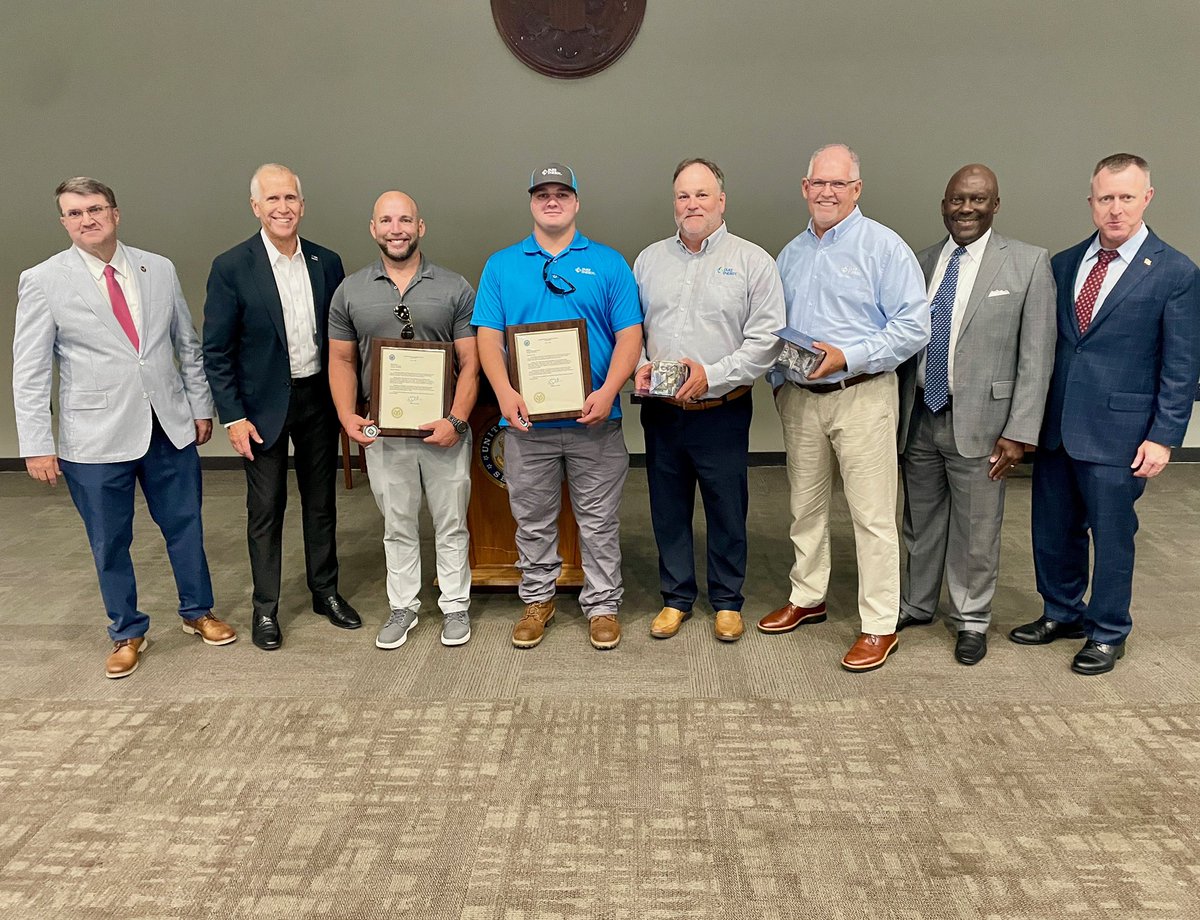 SenThomTillis's tweet image. I was honored to meet with @DukeEnergy’s Matt Martinka and Nathan Curlee, two extraordinary North Carolinians who truly went above and beyond and hiked nearly 2 miles in the mountainous terrain of Asheville to restore power to the Asheville VA Medical Center at a time when their…