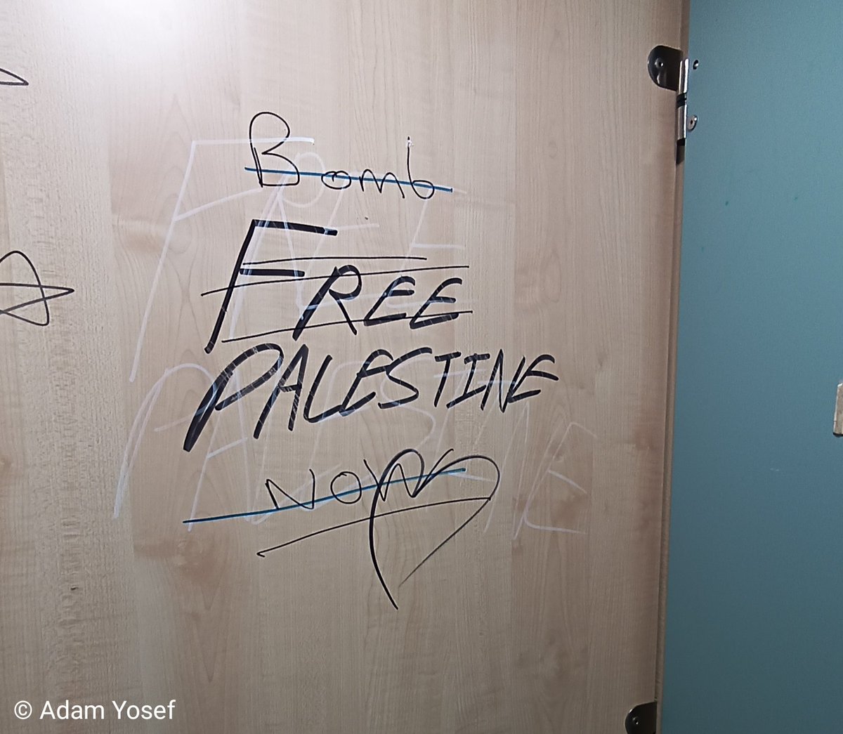 AdamYosefJourno's tweet image. Interesting war of words being exchanged on these vandalised walls inside the mac (Midlands Arts Centre) in leafy Edgbaston in Birmingham. Nothing like the creative arts encouraging good political debate about Israel and Palestine. 🇮🇱🇵🇸