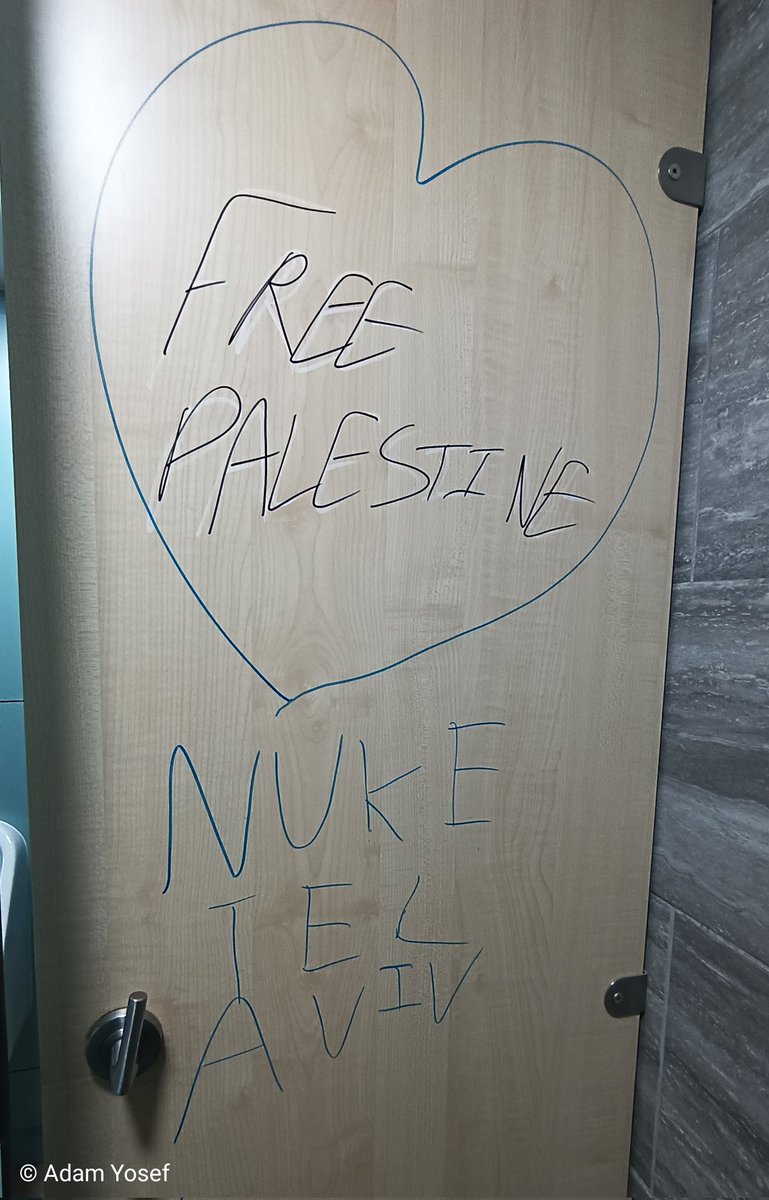 AdamYosefJourno's tweet image. Interesting war of words being exchanged on these vandalised walls inside the mac (Midlands Arts Centre) in leafy Edgbaston in Birmingham. Nothing like the creative arts encouraging good political debate about Israel and Palestine. 🇮🇱🇵🇸