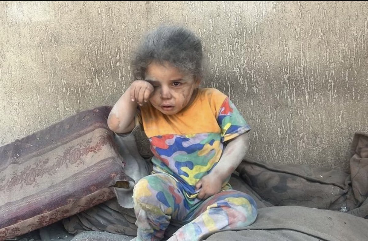 Tüm ailesini kaybetmiş, soykırımın ortasında yapayalnız kalmış bir kız çocuğu. 

Dünyanın bütün çocukları, mavi gökyüzünün altında EŞİT DEĞİL.
#Gaza