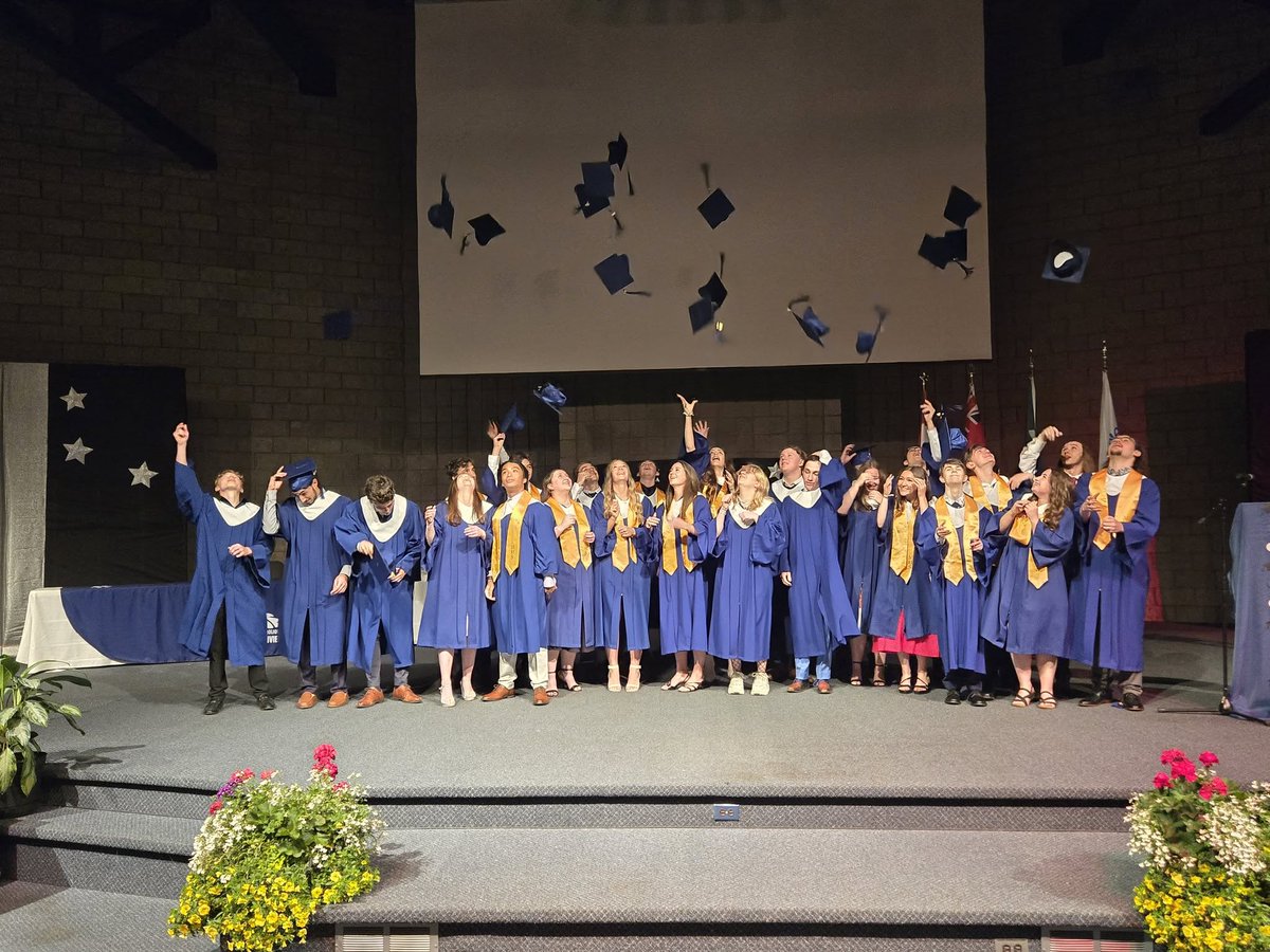🎓✨ Félicitations aux finissantes et finissants 2025 des écoles secondaires du CECCE! ✨🎓

Ce n’est que le début d’une nouvelle aventure pleine de possibilités. Grâce à votre détermination, votre résilience et votre passion, vous avez franchi une étape importante, et nous