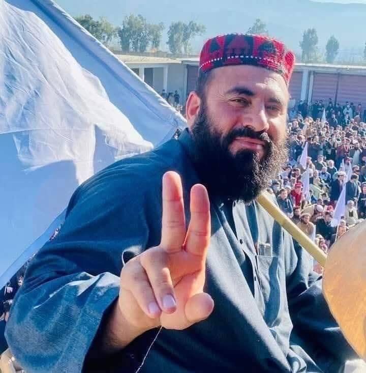 IsmaeelYoon's tweet image. مولانا خانزېب د بېهوښه قوم څراغ

دیني عالم درته وژني، قومي مشر درته وژني ، ژبور او زړور شخصیت درته وژني ، نو (( اوس پرې پوه شولې ولسه دا د څه لپاره جنګ دی؟)).
