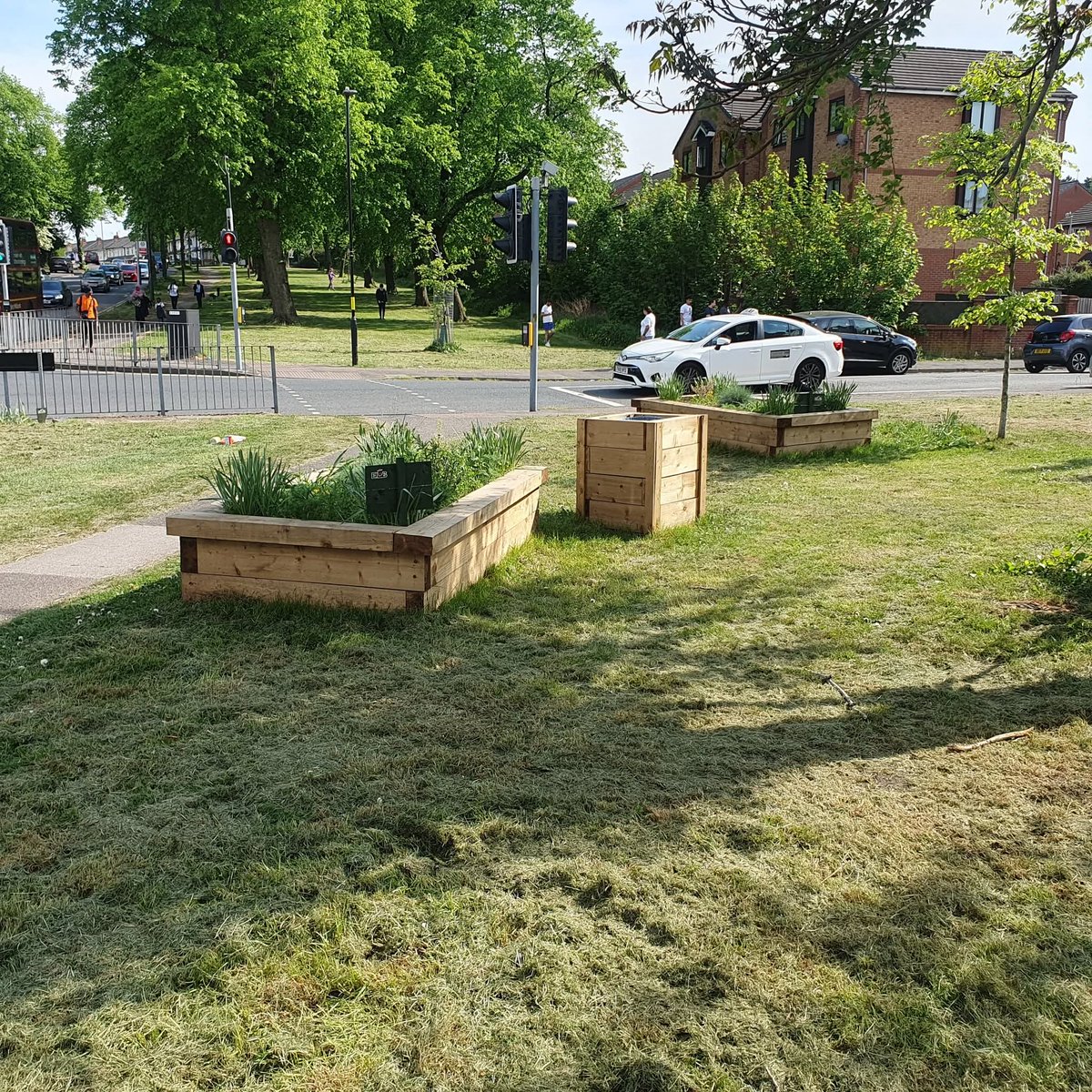 MickBrown3's tweet image. Great to see Erdington Litter Busters not only putting fully formed plants out but encouraging residents and their children to get more involved by supplying seeds, obtainable from Erdington Library. 
#LetsMakeGravellyHillGreen