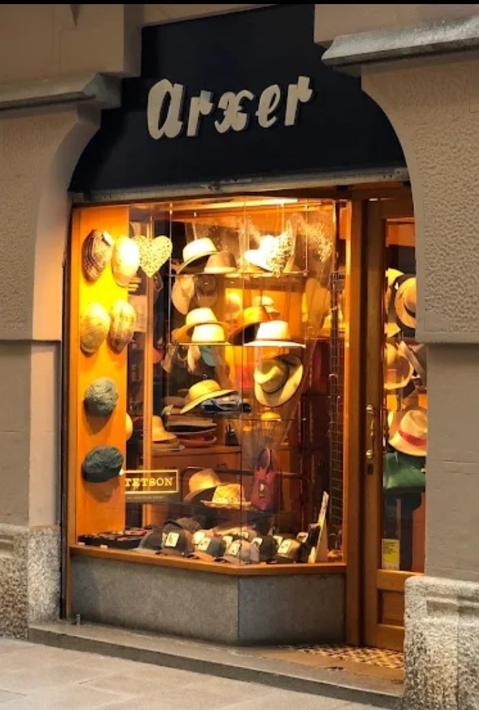 La capelleria Arxer, hereva de la camiseria Arxer del carrer Nou, ja té nova oferta. Sorpresa!!! Una botiga de fundes de mòbil. 
Amb pocs anys hem liquidat la identitat de les nostres ciutats i pobles. Carrer Nou de les fundes i de les ungles.
C'est la vie.