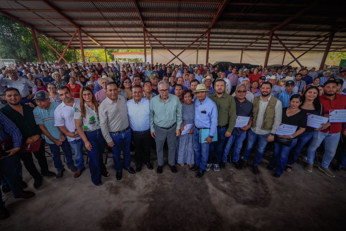 rochamoya_'s tweet image. Las y los productores sinaloenses, en Navolato, ya están recibiendo su fertilizante.
Se entrega sin costo, sin intermediarios y con el respaldo del @GobiernoMX que encabeza la presidenta @Claudiashein.
En Sinaloa, quien trabaja la tierra merece apoyos reales, justicia y…
