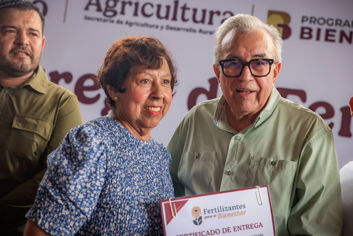 rochamoya_'s tweet image. Las y los productores sinaloenses, en Navolato, ya están recibiendo su fertilizante.
Se entrega sin costo, sin intermediarios y con el respaldo del @GobiernoMX que encabeza la presidenta @Claudiashein.
En Sinaloa, quien trabaja la tierra merece apoyos reales, justicia y…