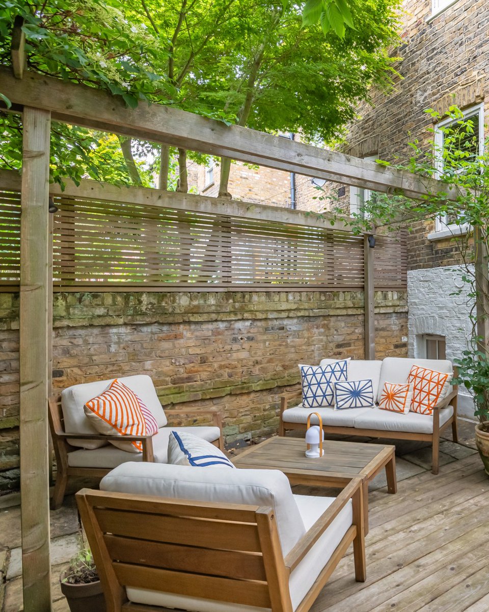 Period charm, modern luxury.

This beautifully refurbished home on Turneville Road, W14 blends timeless design with high-spec finishes, think Siematic kitchen, oak floors, and underfloor heating.

🔗  bit.ly/4lIiqmf

#LondonProperty #W14 #LuxuryLiving #PropertyForSale