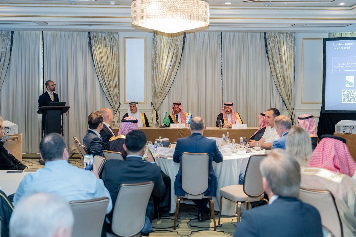 BAlkhorayef's tweet photo. تطرقت خلال لقائي بعدد من المستثمرين في العاصمة الروسية موسكو إلى متانة العلاقات السعودية الروسية، وما تمثله من أرضية صلبة لبناء شراكات استراتيجية طويلة الأمد، خاصة في قطاعي الصناعة والتعدين، كما استعرضت البيئة التشريعية الجاذبة، والحوافز التي تقدمها المملكة للمستثمرين حول العالم https://t.co/5sZnlqERWv