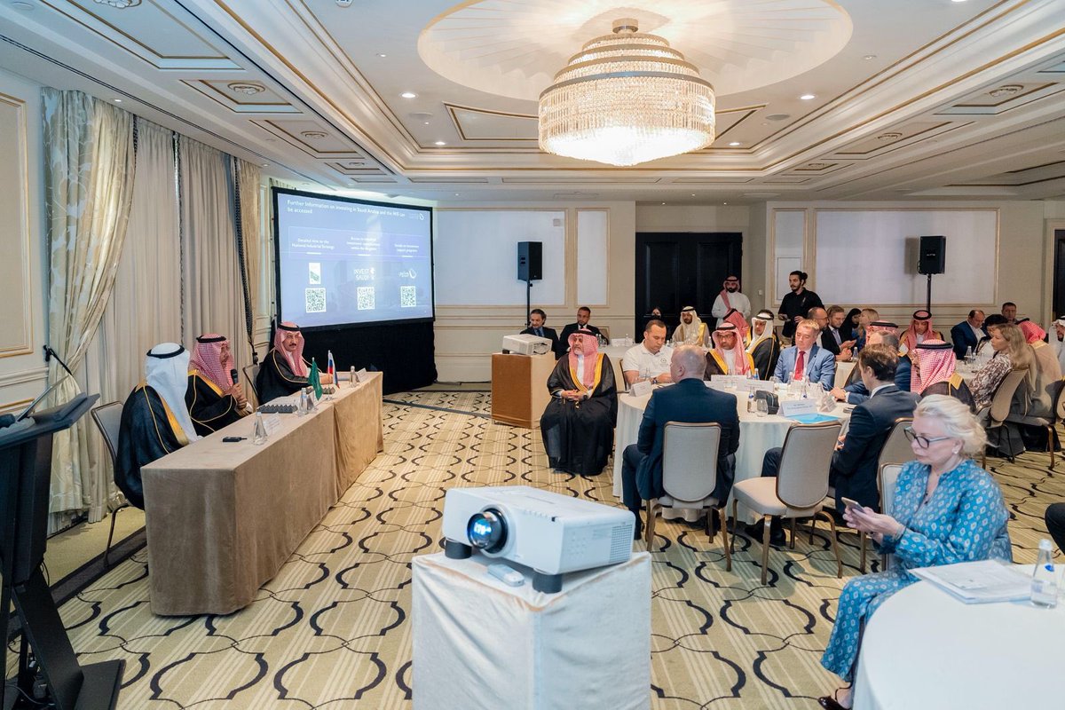 BAlkhorayef's tweet photo. تطرقت خلال لقائي بعدد من المستثمرين في العاصمة الروسية موسكو إلى متانة العلاقات السعودية الروسية، وما تمثله من أرضية صلبة لبناء شراكات استراتيجية طويلة الأمد، خاصة في قطاعي الصناعة والتعدين، كما استعرضت البيئة التشريعية الجاذبة، والحوافز التي تقدمها المملكة للمستثمرين حول العالم https://t.co/5sZnlqERWv