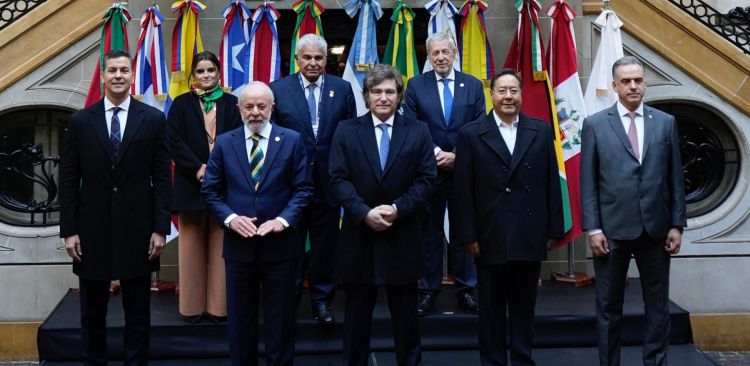 El Mercosur expuso modelos de integración global

Julio Gambina analiza los debates en torno a la geopolítica y la posición argentina subordinada a los Estados Unidos.

▶️  radiosur.org.ar/noticia.php?id…