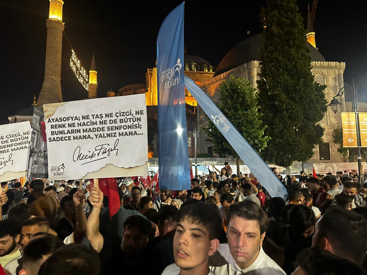 10 Temmuz 2020…

Ayasofya’nın kubbeleriyle gökyüzüne uzanan bir dua gibi, minarelerinden yükselen ezanla yeniden dirildiği gün.

Her taşı, her sütunu bir medeniyetin ihtişamını haykıran bir mabedin, yıllar sonra yeniden asli kimliğine kavuştuğu gün.

Bir milletin öz benliğine,