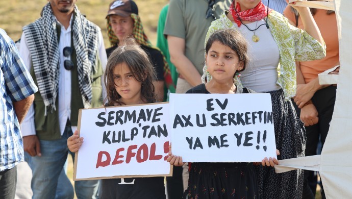 📌Doğa Talanına Karşı Halkın Direnişi Sürüyor

Amed Ekoloji Meclisi, Pasûr (Kulp) ilçesinde bulunan Hesendîn Yaylası’nda doğa talanına karşı çadır nöbeti tutan köylülere dayanışma ziyaretinde bulundu. Doğa talanına geçit vermeyeceklerini belirten köylüler, direnişte kararlı