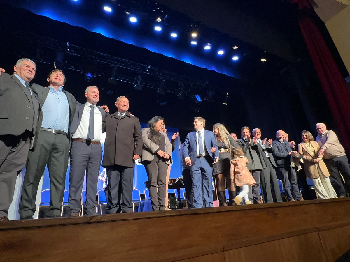 JavierGarcia_Uy's tweet photo. Acompañando a @falgorta en su asunción en Durazno. Desde hace años caminamos juntos y forjamos una amistad profunda . Su afecto y su inteligencia le permitió construir la responsabilidad que su pueblo le dio y hoy asumió. https://t.co/dDUtMhwQsI