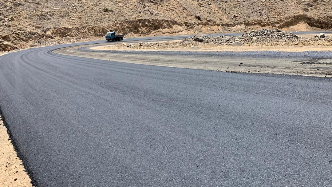 بفضل الله وقوته تم اعمال شق وزفلتت طريق صنعاء نقيل شجاع وطريق حريب القرميش المرحلة الاولى لم ينفذ هذا الطريق  الهام لأبناء مارب الا في دولة الشعب حكومة التغيير والبناء وبتوجيهات القيادة الثورية والسياسية نسأل التوفيق والنجاح لمؤسسة الطرق وصندوق صيانة الطرق