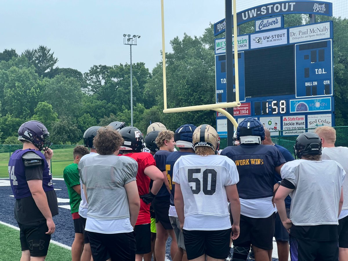 BookofEllis's tweet image. New reports! Scout El &amp;amp; @PrepRedzone highlight top offensive performers at the UW-Stout Prospect Camp. Pass catchers like @6Tee_Rajaofera, offensive linemen @ChaceKressin, @JesseMayorga58, @adambamba61, and more impressed during a rainy session.

prepredzone.com/2025/07/uw-sto…