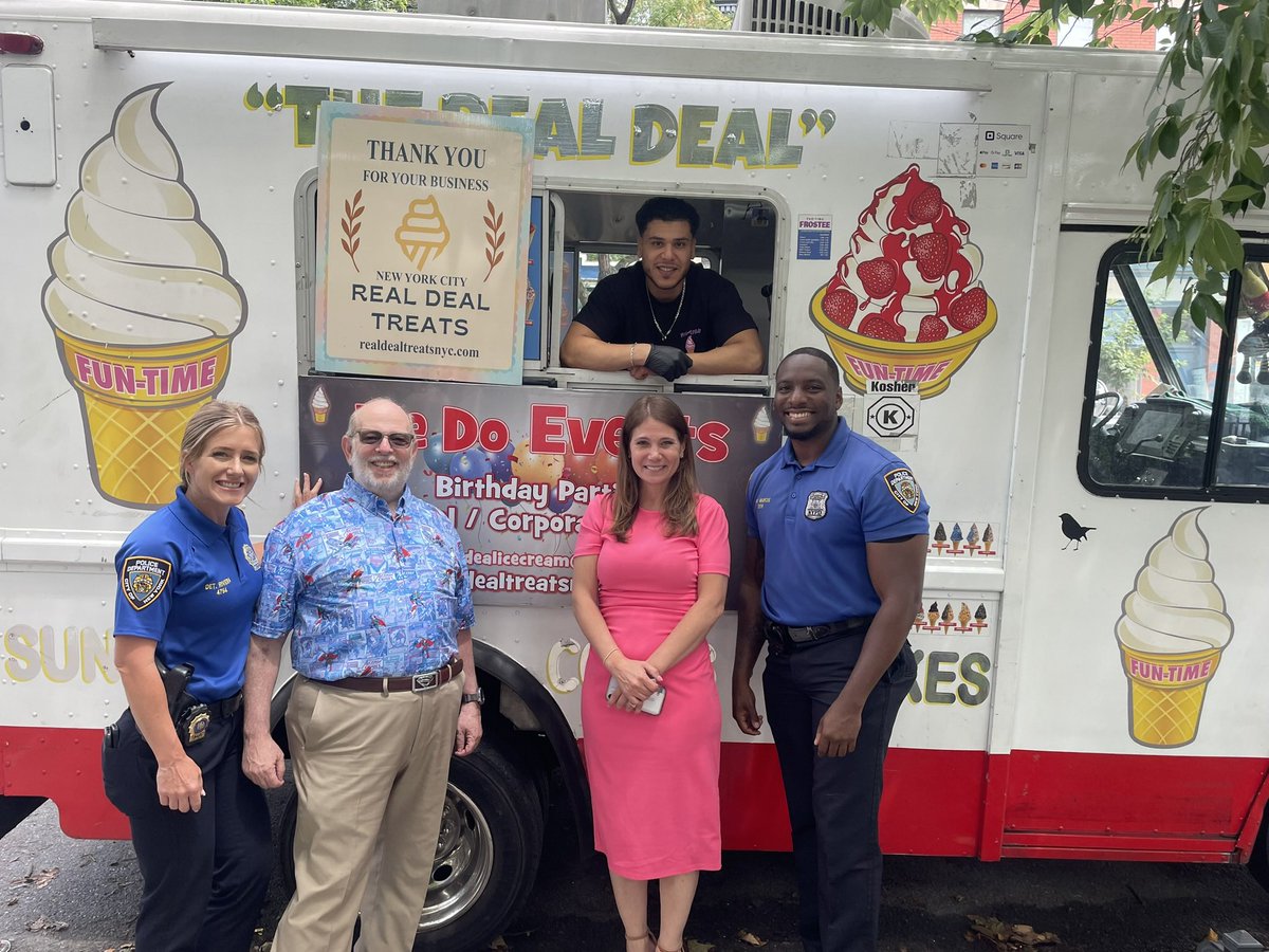 KristyMarmorato's tweet image. What a better way to spend a summer day on City Island than with some ice cream, @NYCParks Recreation team & our wonderful @NYPD45Pct Community Affairs officers! ๐ฆ ๐