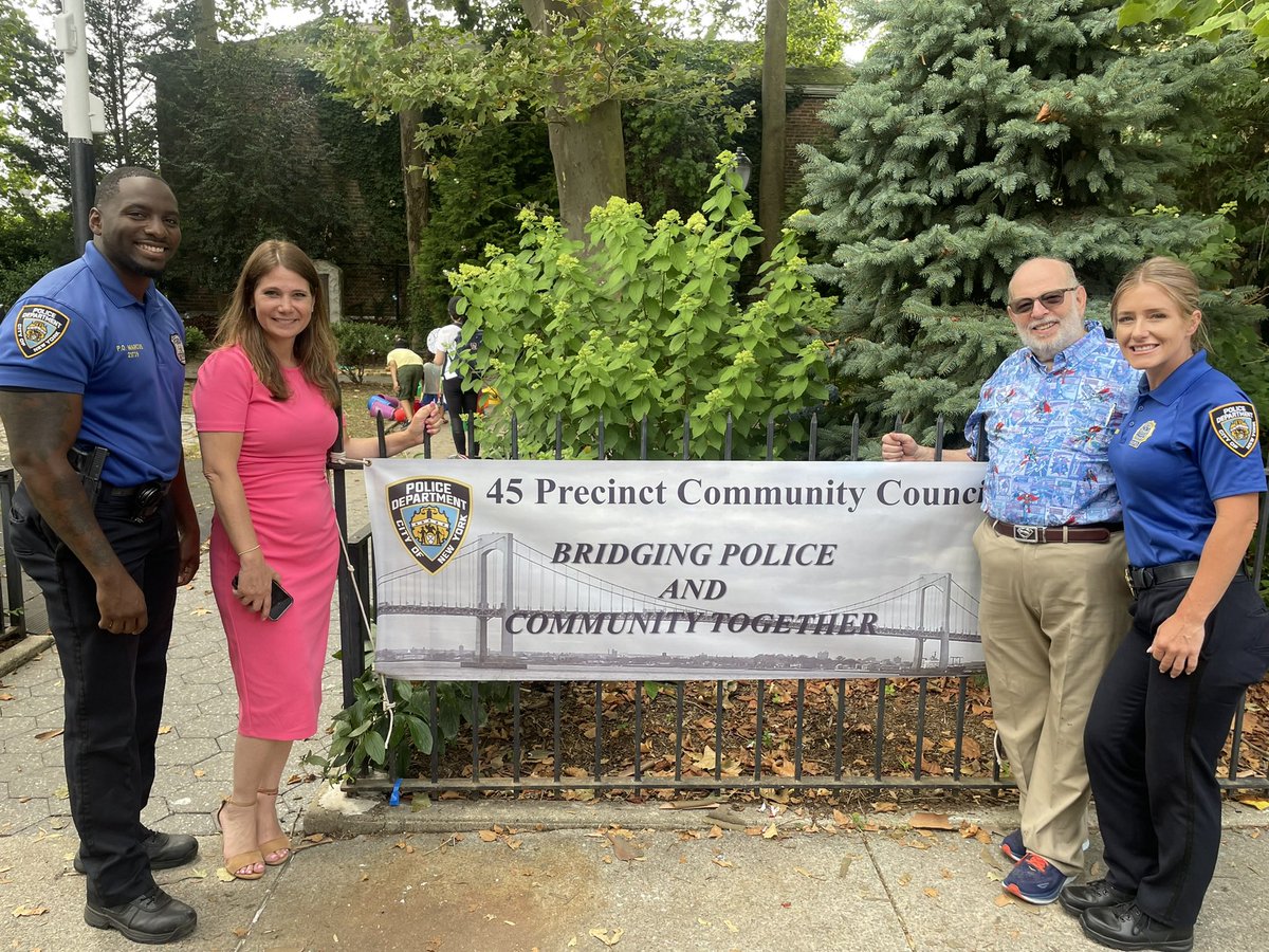 KristyMarmorato's tweet image. What a better way to spend a summer day on City Island than with some ice cream, @NYCParks Recreation team & our wonderful @NYPD45Pct Community Affairs officers! ๐ฆ ๐