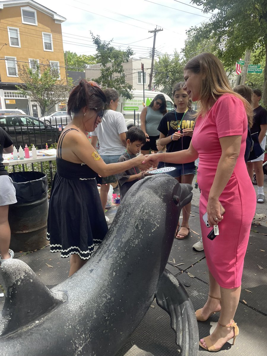 KristyMarmorato's tweet image. What a better way to spend a summer day on City Island than with some ice cream, @NYCParks Recreation team & our wonderful @NYPD45Pct Community Affairs officers! ๐ฆ ๐