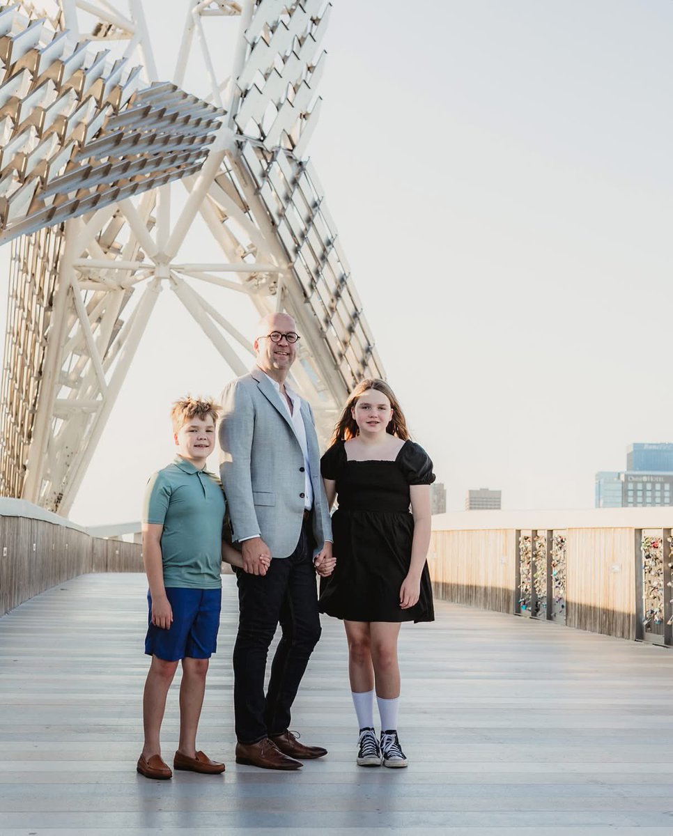 fowwow's tweet image. been a year of changes and growth. i’m so incredibly proud of and thankful for these two. thanks to our friend @Daydremblievr for taking the pics and making us all feel so loved and supported.