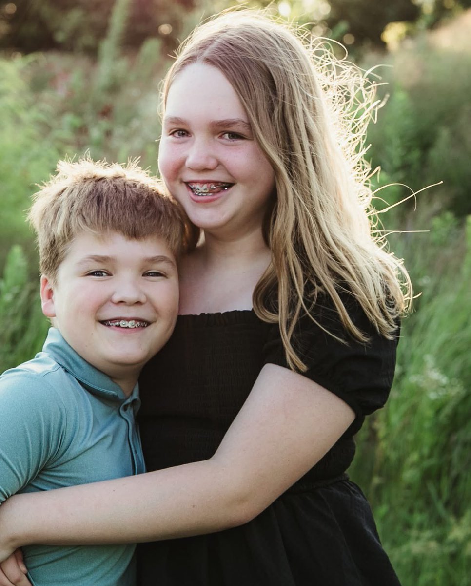 fowwow's tweet image. been a year of changes and growth. i’m so incredibly proud of and thankful for these two. thanks to our friend @Daydremblievr for taking the pics and making us all feel so loved and supported.