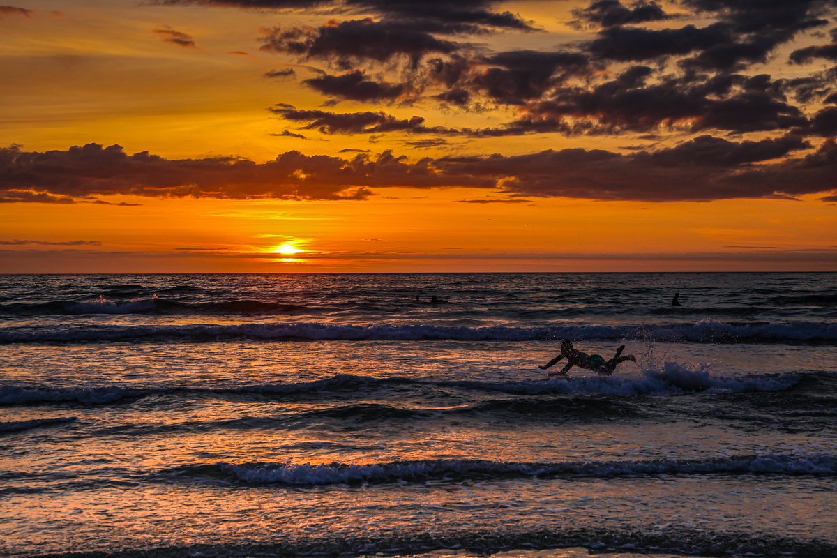 ‘Dive right in’ last light at #Portrush West Bay <a href="/WeatherCee/">Cecilia Daly</a> <a href="/barrabest/">Barra Best</a> <a href="/BelfastLive/">Belfast Live</a> <a href="/linzilima/">Linzi Lima</a> <a href="/Louise_utv/">Louise Small</a> <a href="/WeatherAisling/">Aisling Creevey</a> <a href="/LoveBallymena/">Love Ballymena</a> <a href="/VisitCauseway/">Visit Causeway Coast & Glens</a> <a href="/VisitPortrush/">Visit Portrush</a> <a href="/loveportrush/">Portrush by the Sea</a>