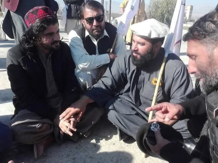 AzizAchakzaii's tweet photo. چی بابا نه یی  نو هیڅ هم نشته 😭💔

د شهید خانذیب د بچي فریاد 💔🤲

پشتونه ته که په هر ګوند هر تنظیم کی یی خو که ته پشتون یی 
نه دي پریژدي ✍️ https://t.co/JtKiMtkckG