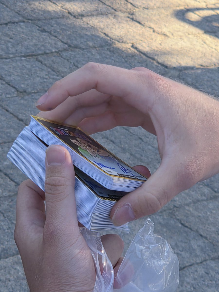 dereleeke's tweet image. So I witnessed Curry signing a big stack of cards for someone.... they are for an upcoming veefriends product....interesting to say the least @CardPurchaser
