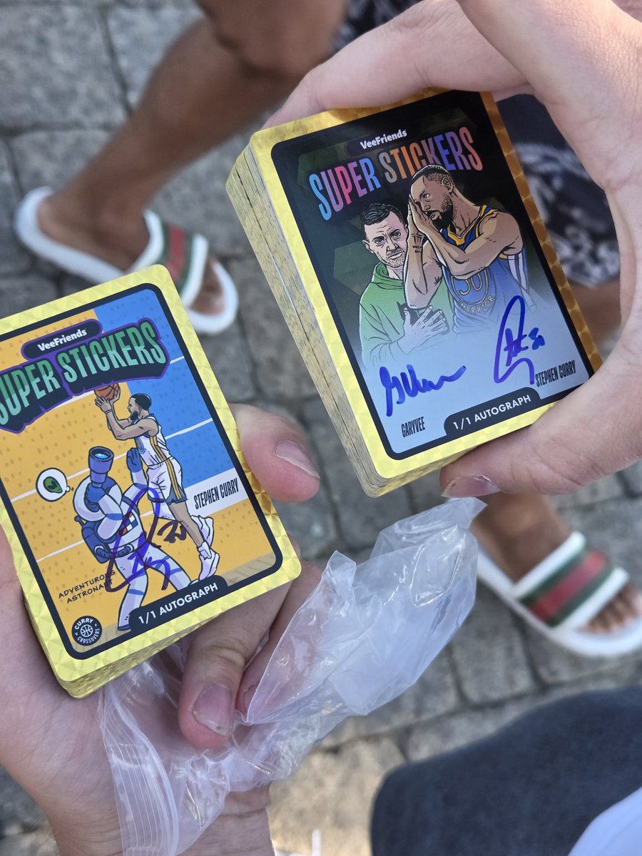 dereleeke's tweet image. So I witnessed Curry signing a big stack of cards for someone.... they are for an upcoming veefriends product....interesting to say the least @CardPurchaser