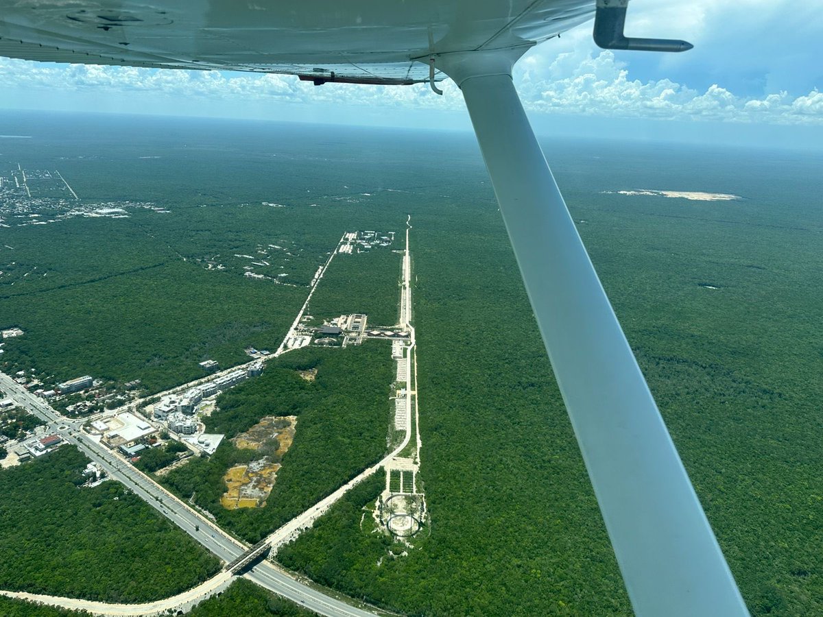 Es impresionante como en cada vuelo, nuevas heridas se ven en la selva en torno a Tulum. 

Sascaberas y más sascaberas (minas de material pétreo) que incluso llegan al manto acuífero extrayendo caliza.  Aunado a las heridas del mal llamado “Parque del Jaguar” y el hotel militar