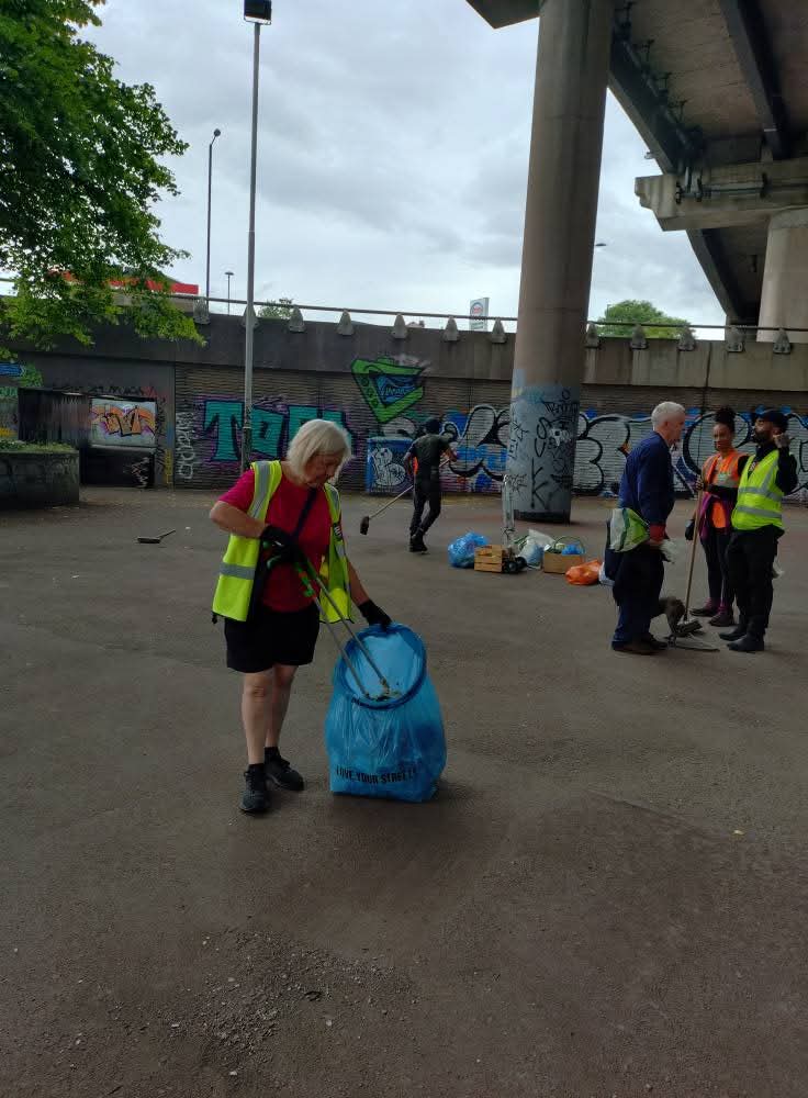 MickBrown3's tweet image. It was a real pleasure to be out with Erdington Litter Busters and the amazing  Birmz is Grime team all coming together to help eachother achieve common goals. Don&apos;t worry not forgotten about the boxing links!