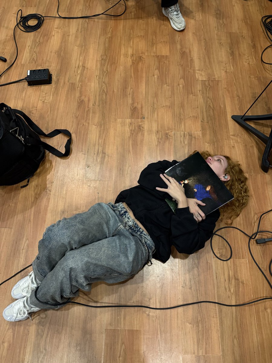 o primeiro bolachão a gente nunca esquece 🥹 finalmente chegou o vinil “no escuro,” disponível exclusivamente no @mercadolivre 💛 bit.ly/4lKTfiN