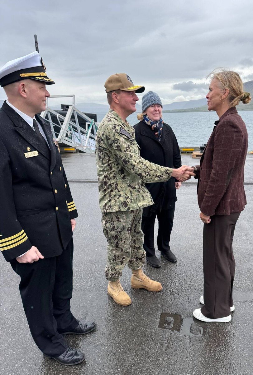 Important milestone in 🇮🇸 🇺🇸 bilateral defense co-op with the first port visit of a nuclear powered submarine in Iceland - USS Newport News. Met with U.S. NAVEUR commander, Adm. Stuart B. Munsch, to discuss security co-op in the N-Atlantic and the Arctic which keeps us all safer