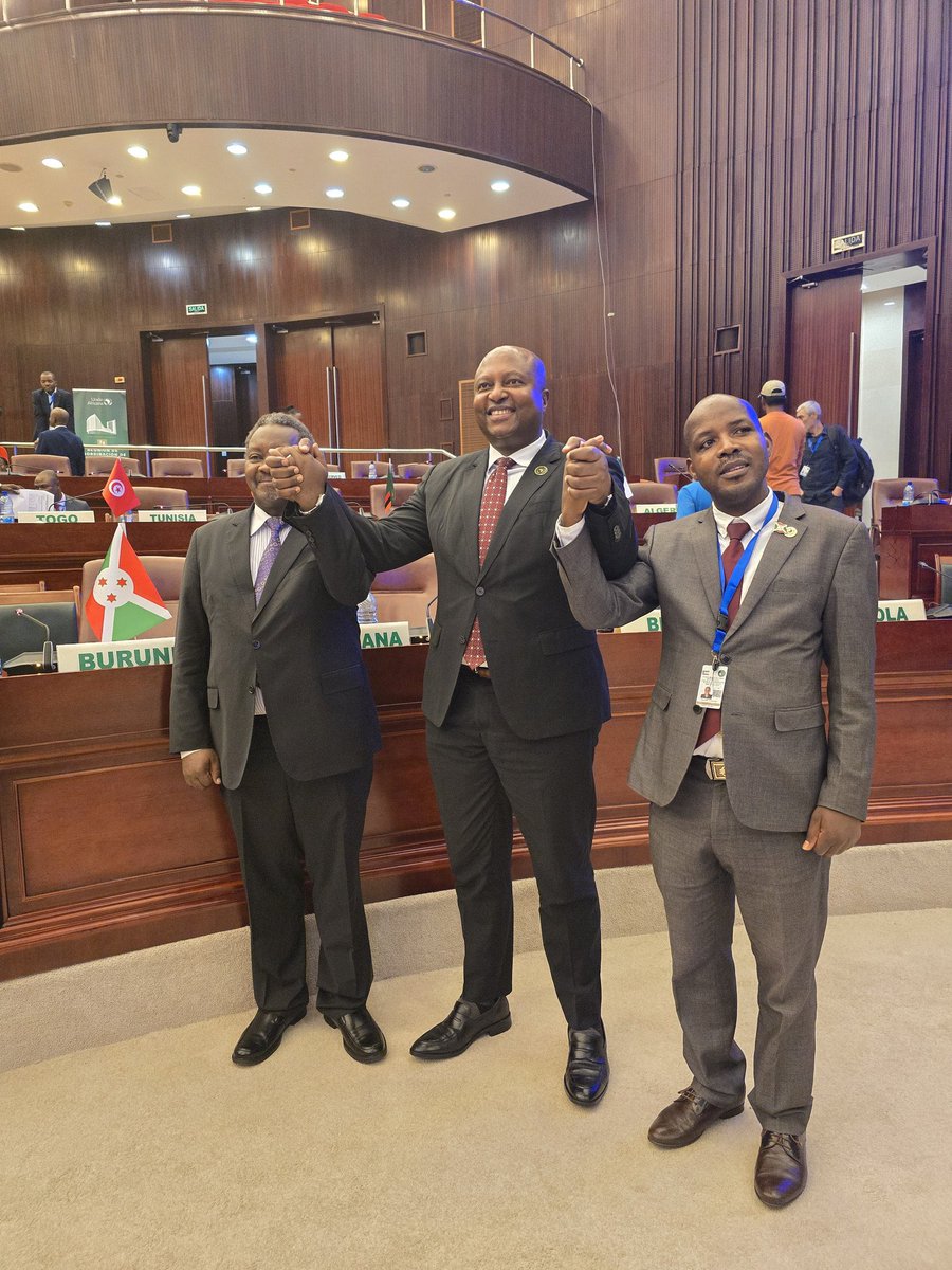 akezanet's tweet photo. 🔴 😍 Photo de la soirée 🇧🇮📍: 
Le Ministre des @MAEBurundi, @AShingiro qui adresse les chaleureuses félicitations au Prof. Gaspard @Banyankimbona5 et à M. Principe NTIBASUME, respectivement élus au poste de Commissaire de l' @_AfricanUnion à l'éducation, science,Technologie et innovation et Membre du conseil consultatif de l' African Union de la lutte contre la corruption.

#lesbeautesdecheznous #akezanet #education #UA #Burundi